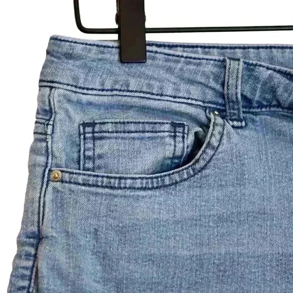 H & M Mid Rise Denim Booty Shorts Stretchy with Rolled Hem Size 10 - Picture 2 of 8